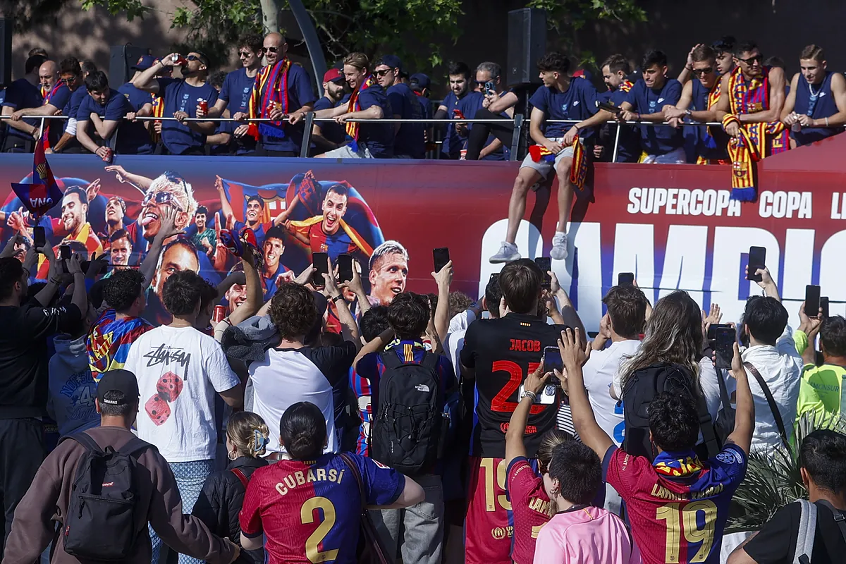 Miles de aficionados acompañan al Barça en la rúa de campeones
