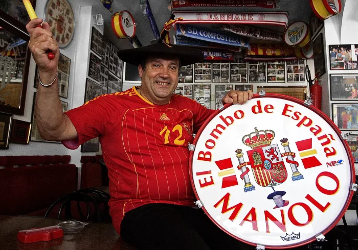 Muere Manolo el del Bombo, símbolo y mito de la afición de la selección española
