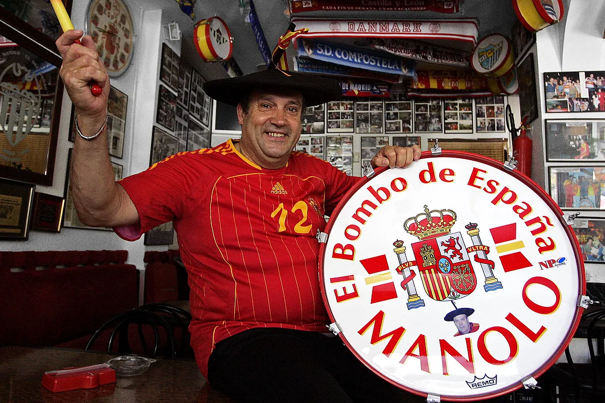 Muere Manolo el del Bombo, símbolo y mito de la afición de la selección española