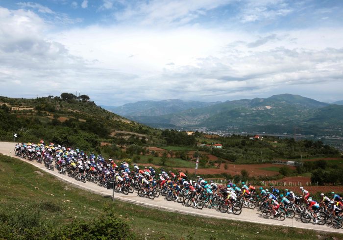 Pedersen frustra a Van Aert para ceñirse en Tirana la primera 'maglia rosa'