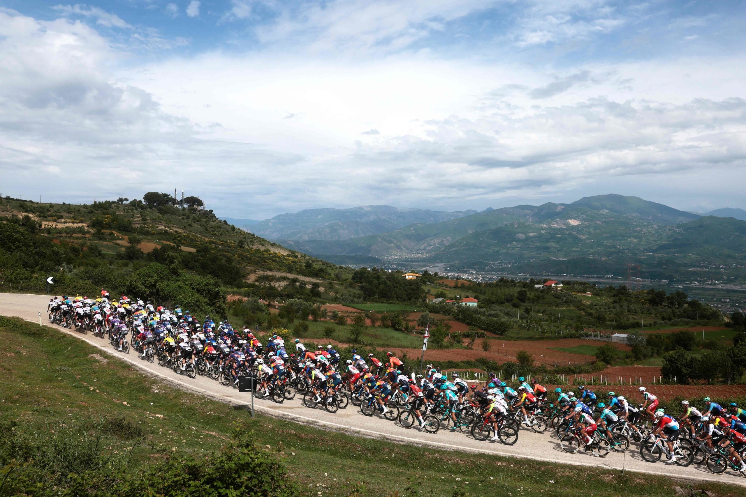 Pedersen frustra a Van Aert para ceñirse en Tirana la primera 'maglia rosa'
