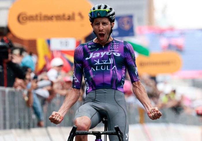 Simon Yates dinamita y conquista el Giro en un movimiento estratégico en Finestre para la historia