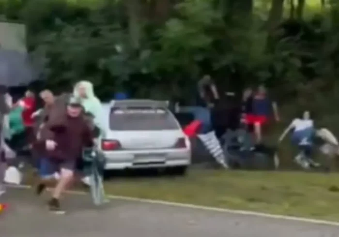 Un coche se sale de la pista en el Rallye de Hoznayo y atropella a ocho espectadores