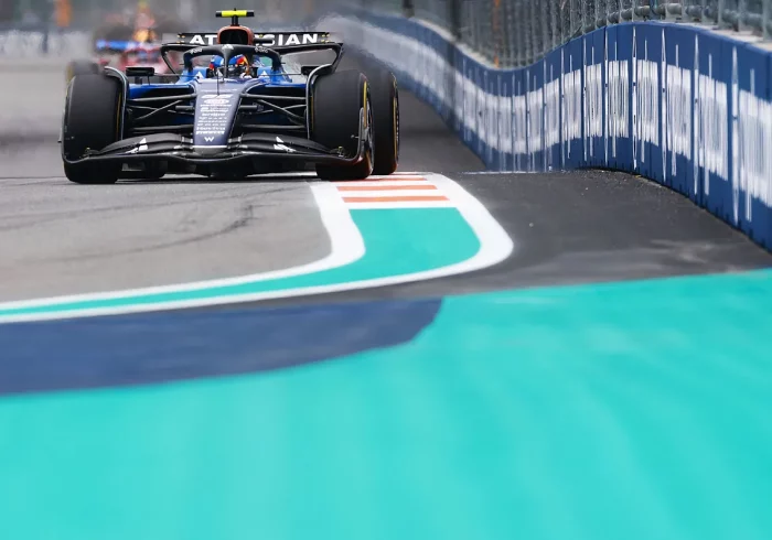 Williams saca los colores a Ferrari, pero Sainz se queja tras las órdenes cruzadas: "Me hicieron sentir estúpido"