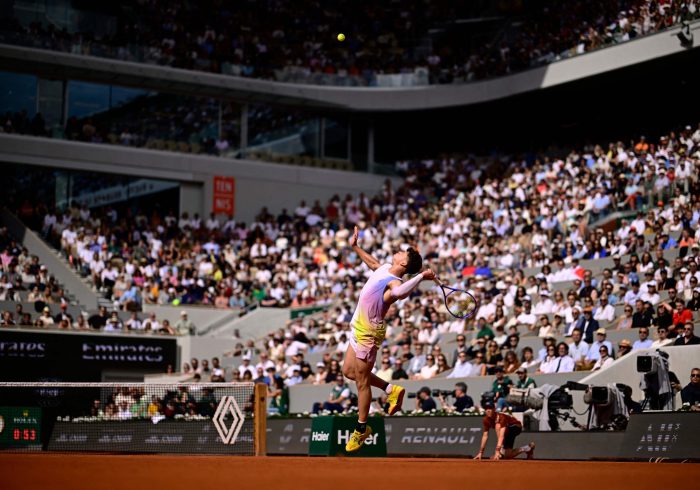 Alcaraz resiste ante Shelton para avanzar a cuartos de Roland Garros y deja un ejemplar gesto de deportividad