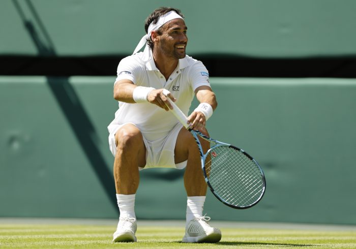 Alcaraz sufre un sofoco para ganar a Fognini en su debut en Wimbledon