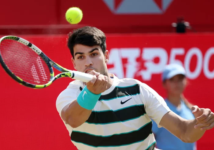Alcaraz vence en su debut en Queen's y confirma que llega más fresco que nunca a la hierba