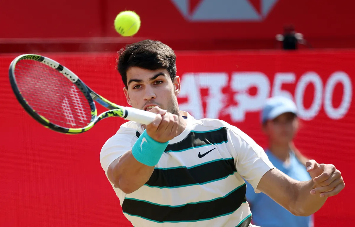 Alcaraz vence en su debut en Queen's y confirma que llega más fresco que nunca a la hierba
