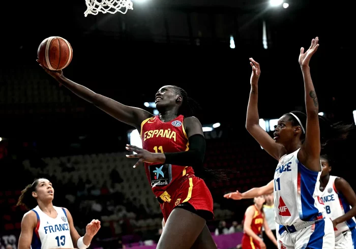 Awa Fam conduce a una heroica España a la final del Eurobasket