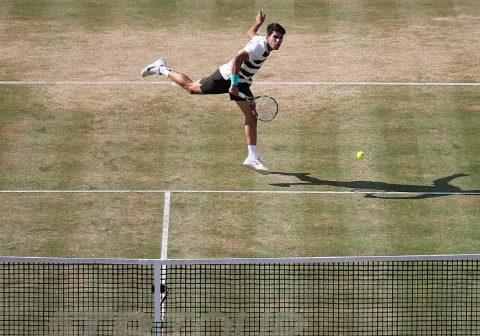 Carlos Alcaraz iguala la mejor racha de su vida para entrar en semifinales de Queen's