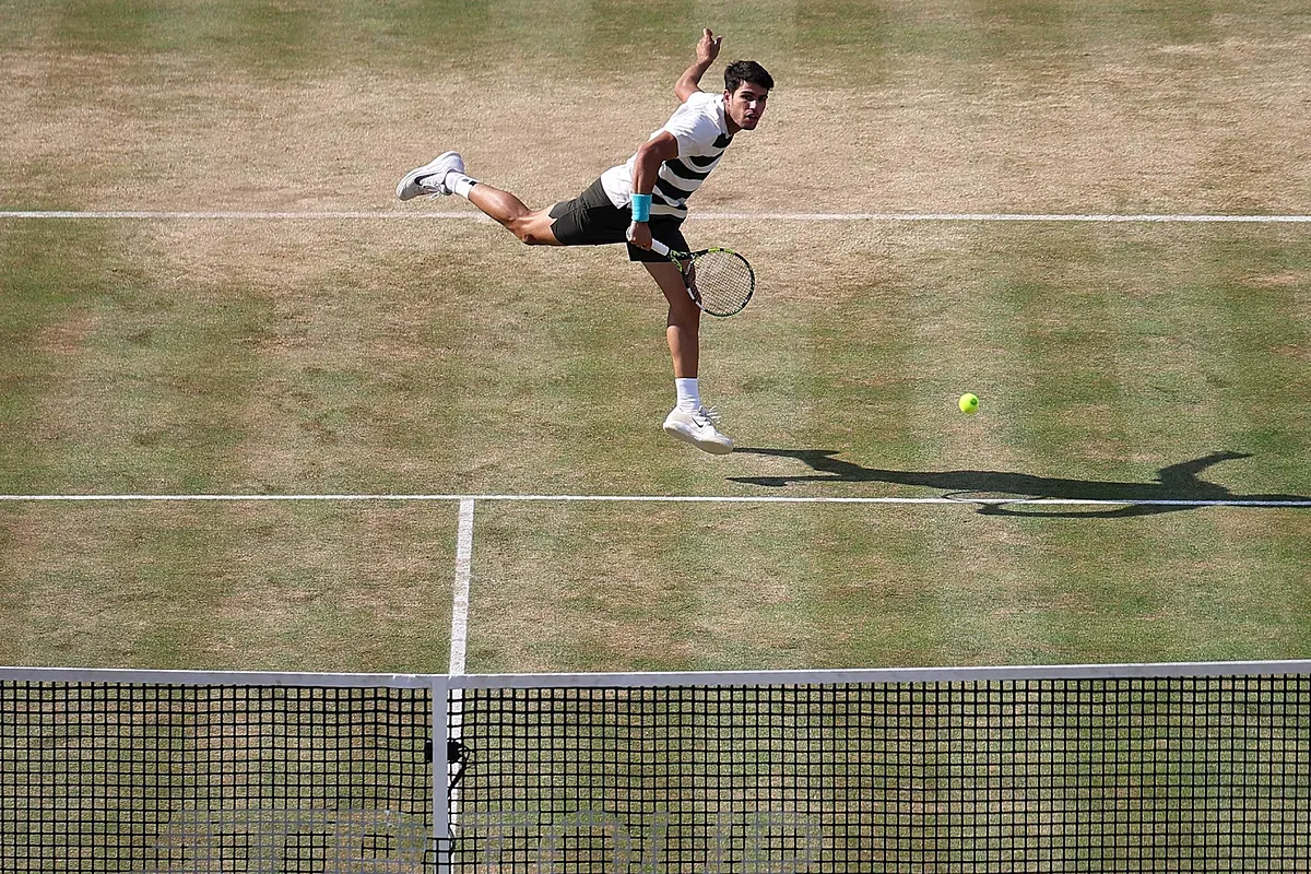 Carlos Alcaraz iguala la mejor racha de su vida para entrar en semifinales de Queen's