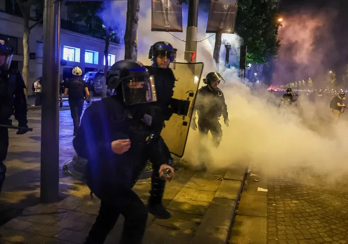 Dos muertos y más de 550 detenidos en los disturbios en Francia tras la victoria del PSG