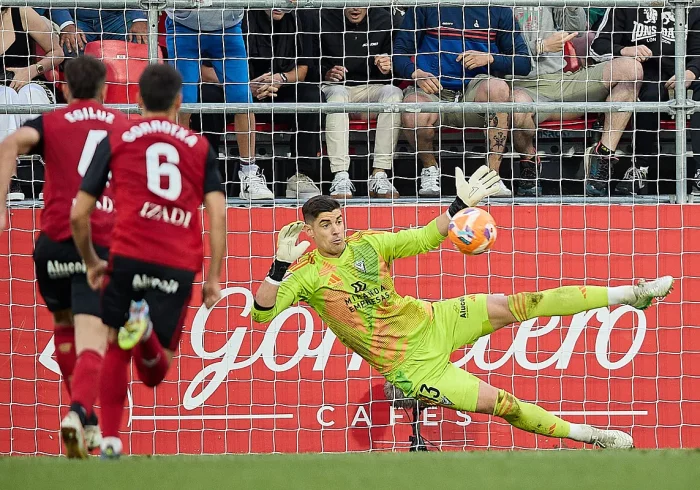 El Mirandés vence al Oviedo, que falló un penalti, y defenderá su sueño en el Tartiere