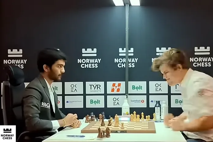 El peor gesto de Carlsen: un puñetazo en la mesa tras perder una partida