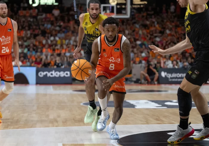 El Valencia agota al Tenerife y golpea primero en la semifinal