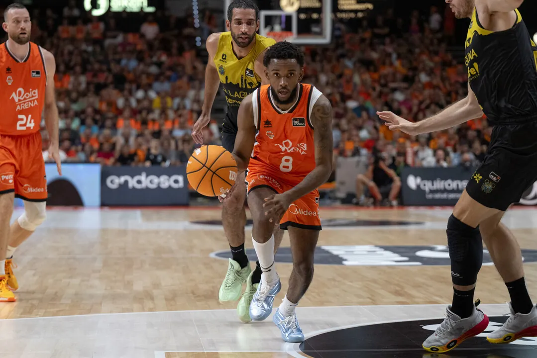 El Valencia agota al Tenerife y golpea primero en la semifinal