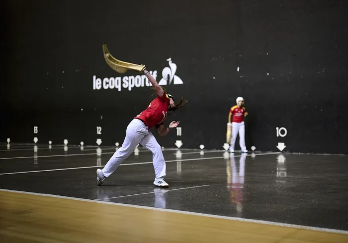 Escandalosa pitada al himno español durante la entrega de medallas del primer torneo de pelota vasca que ha enfrentado a España y Euskadi