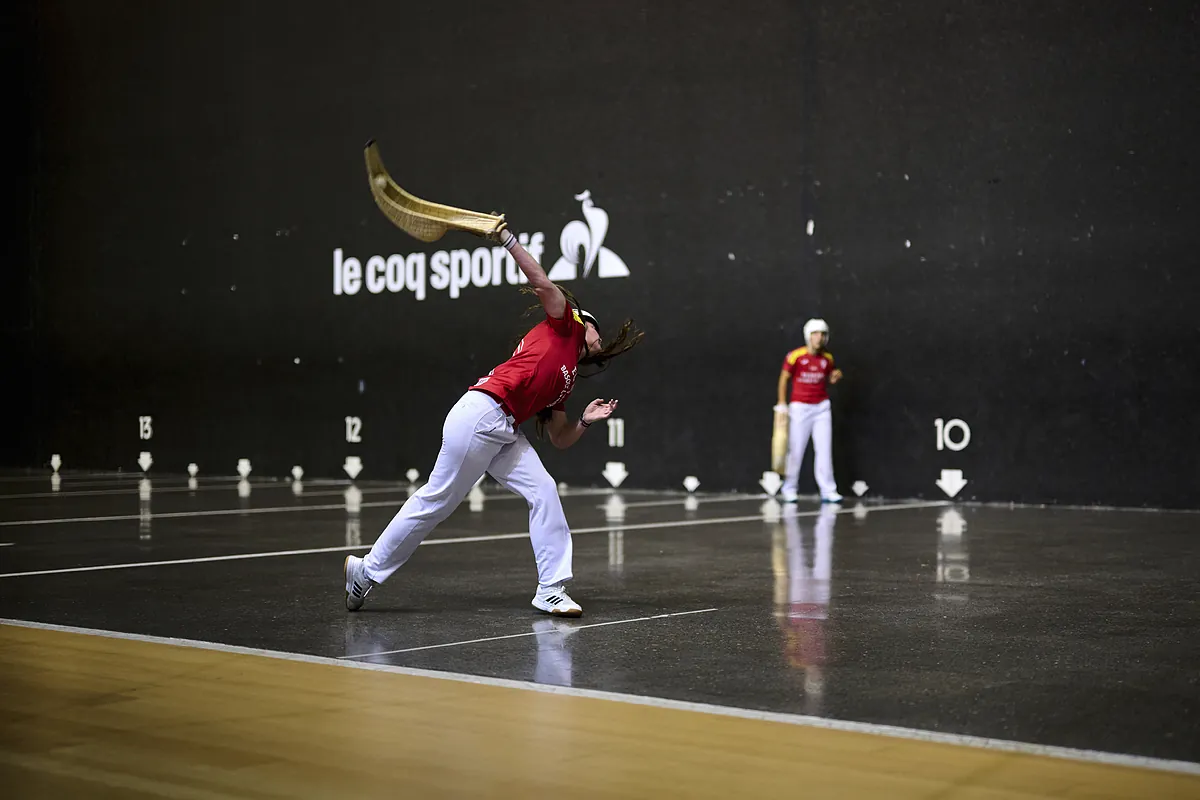 Escandalosa pitada al himno español durante la entrega de medallas del primer torneo de pelota vasca que ha enfrentado a España y Euskadi