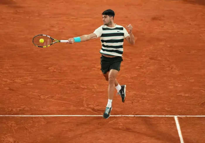 La comentada camiseta a rayas de Carlos Alcaraz en Roland Garros