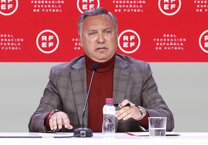 La Federación Española de Fútbol da un vuelco a la estructura arbitral y prescinde de Medina Cantalejo y de su cúpula directiva