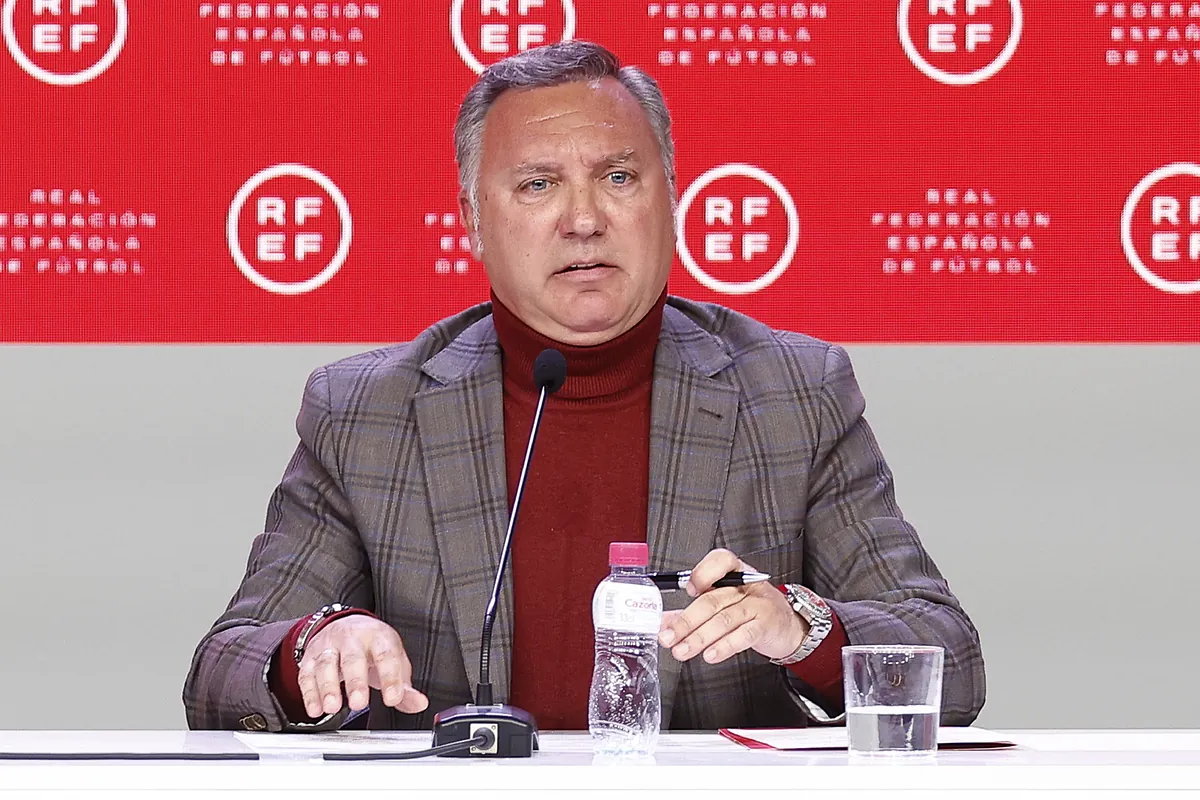 La Federación Española de Fútbol da un vuelco a la estructura arbitral y prescinde de Medina Cantalejo y de su cúpula directiva
