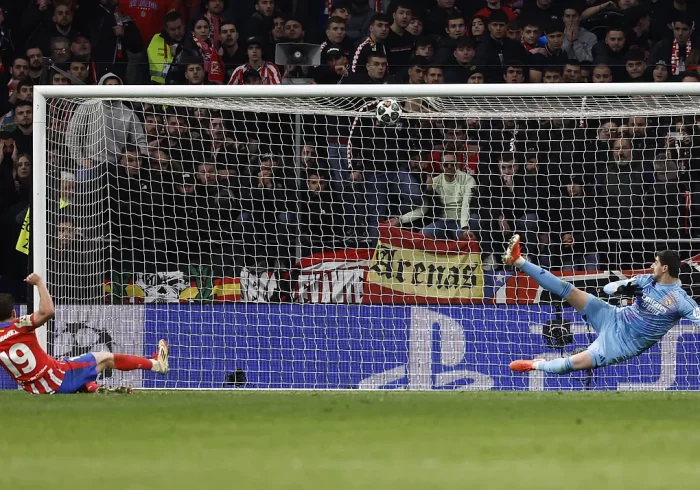 La IFAB cambia la regla del penalti de Julián Álvarez, se repetirá si hay doble toque de manera involuntaria