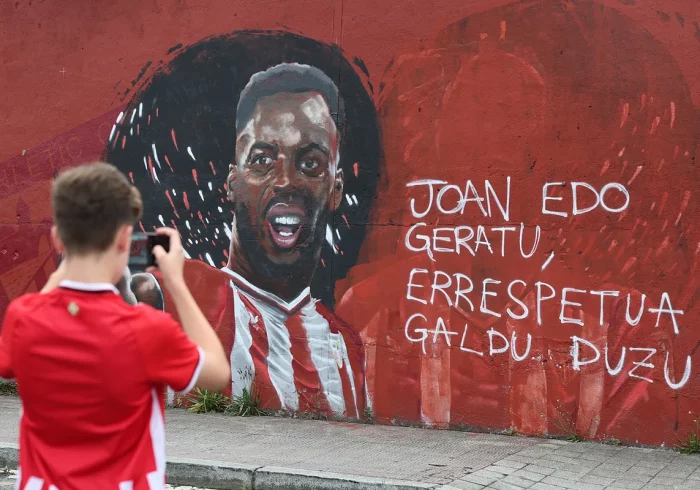 La imagen de Nico Williams, vandalizada en un mural mientras el Barça confirma negociaciones con su agente
