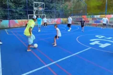 Lamine Yamal juega al fútbol con unos niños en la mayor favela de Brasil