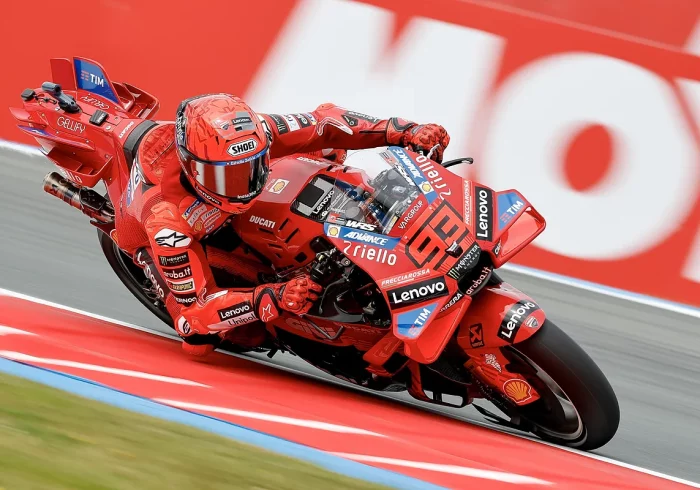 Marc Márquez aguanta el paso firme en Assen