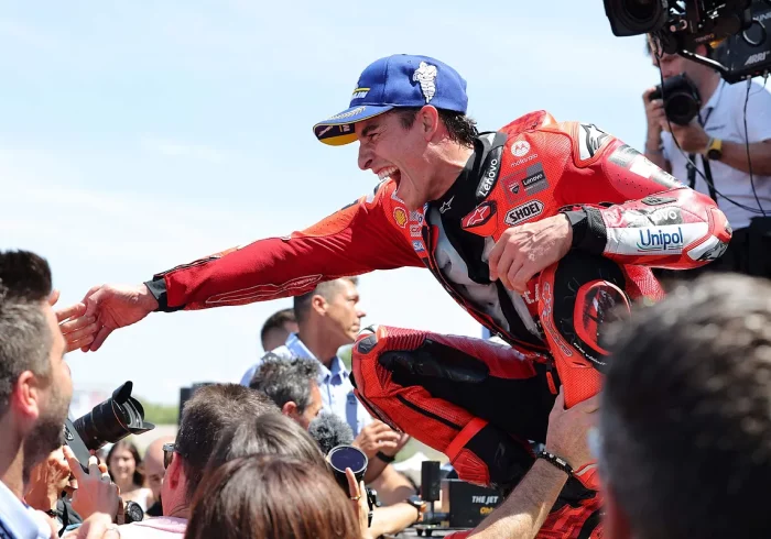 Marc Márquez custodia su trono en Aragón con su octava victoria en el circuito y protagoniza otro doblete junto a su hermano Álex
