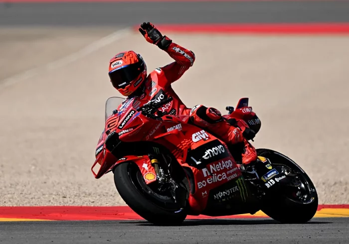 Marc Márquez logra la victoria en la sprint del GP de Aragón tras batallar contra su hermano Álex