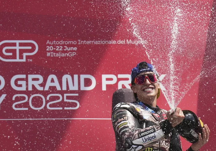 Marc Márquez reina en Mugello por delante de su hermano Álex y asesta un duro golpe al Mundial
