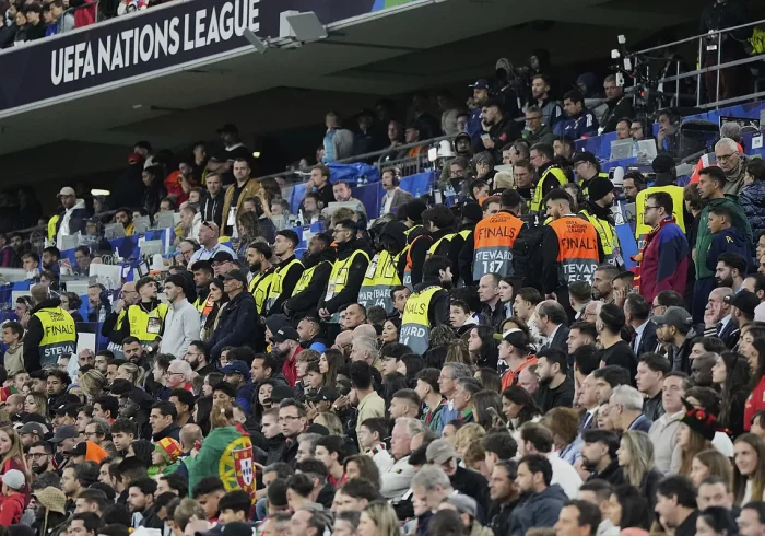 Muere un aficionado tras caer desde una tribuna en la final entre España y Portugal