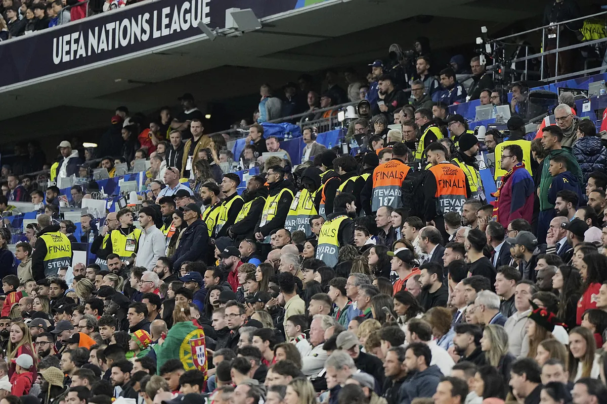 Muere un aficionado tras caer desde una tribuna en la final entre España y Portugal