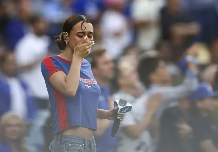 Nezza canta el himno de EEUU en español en el estadio de los Dodgers y se convierte en el nuevo símbolo de las protestas contra las redadas de inmigrantes de Trump