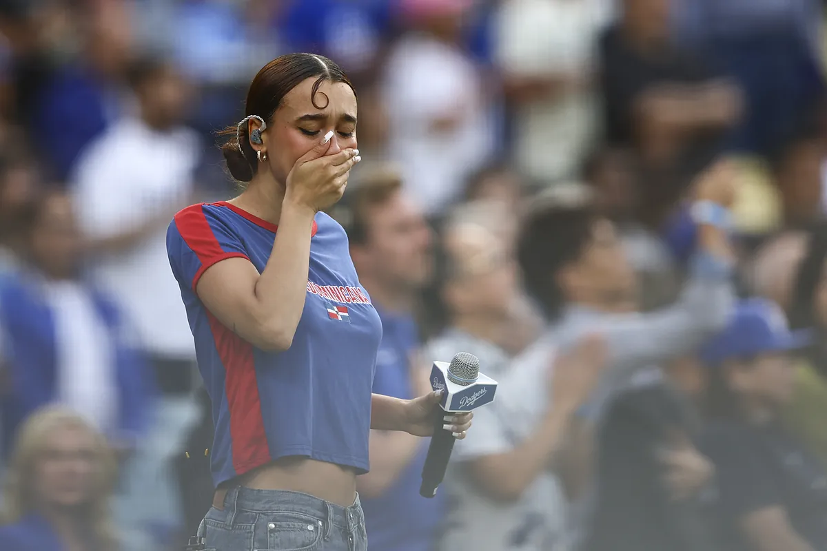Nezza canta el himno de EEUU en español en el estadio de los Dodgers y se convierte en el nuevo símbolo de las protestas contra las redadas de inmigrantes de Trump