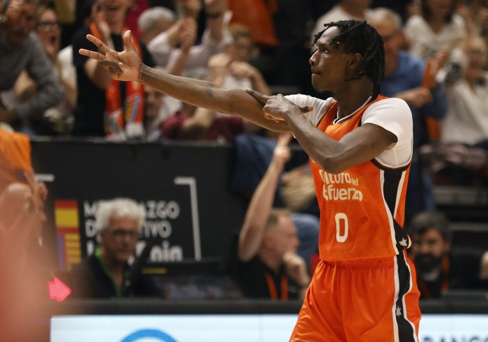 Sangre, sudor, polémica y orgullo: Unicaja sigue con vida tras derrotar al Madrid en un desenlace agónico