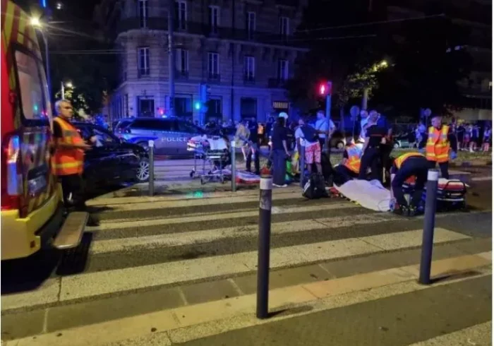 Un vehículo arremete contra la multitud y hiere a cuatro personas en Grenoble