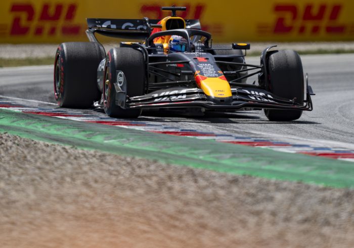Verstappen, al límite en la superlicencia, dispara contra Russell: "La próxima vez traeré pañuelos"