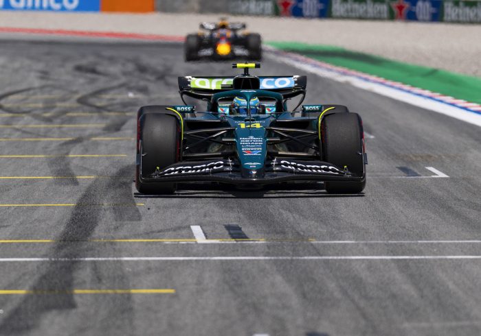 Verstappen pierde los papeles y Alonso suma al fin en Montmeló