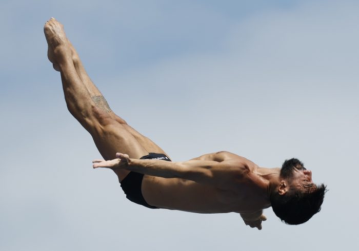 Carlos Gimeno, el hombre que salta desde un noveno piso patrocinado por 'Onlyfans', hace historia en la natación española