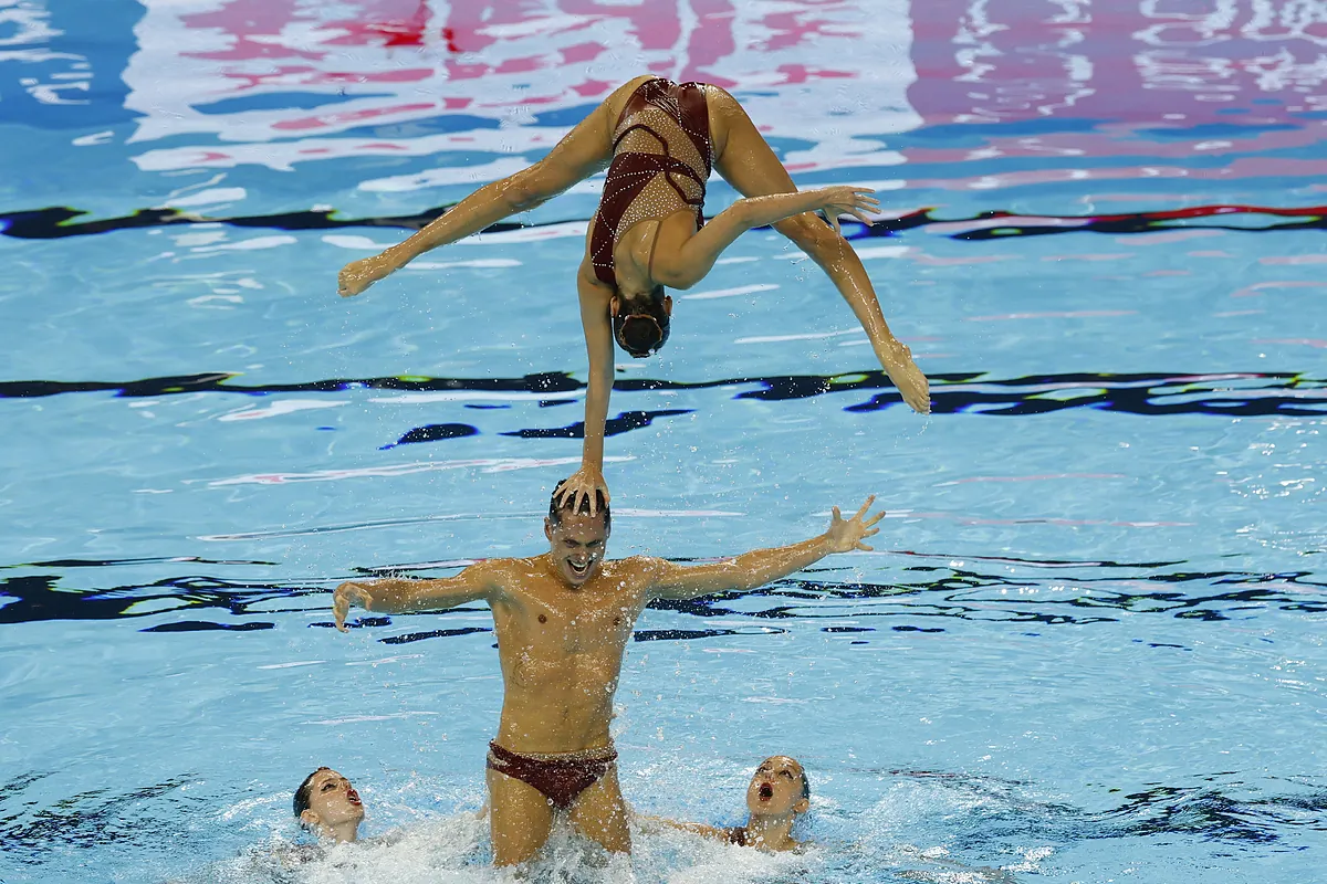 Dennis González, primer hombre medallista en un Mundial en una rutina por equipos