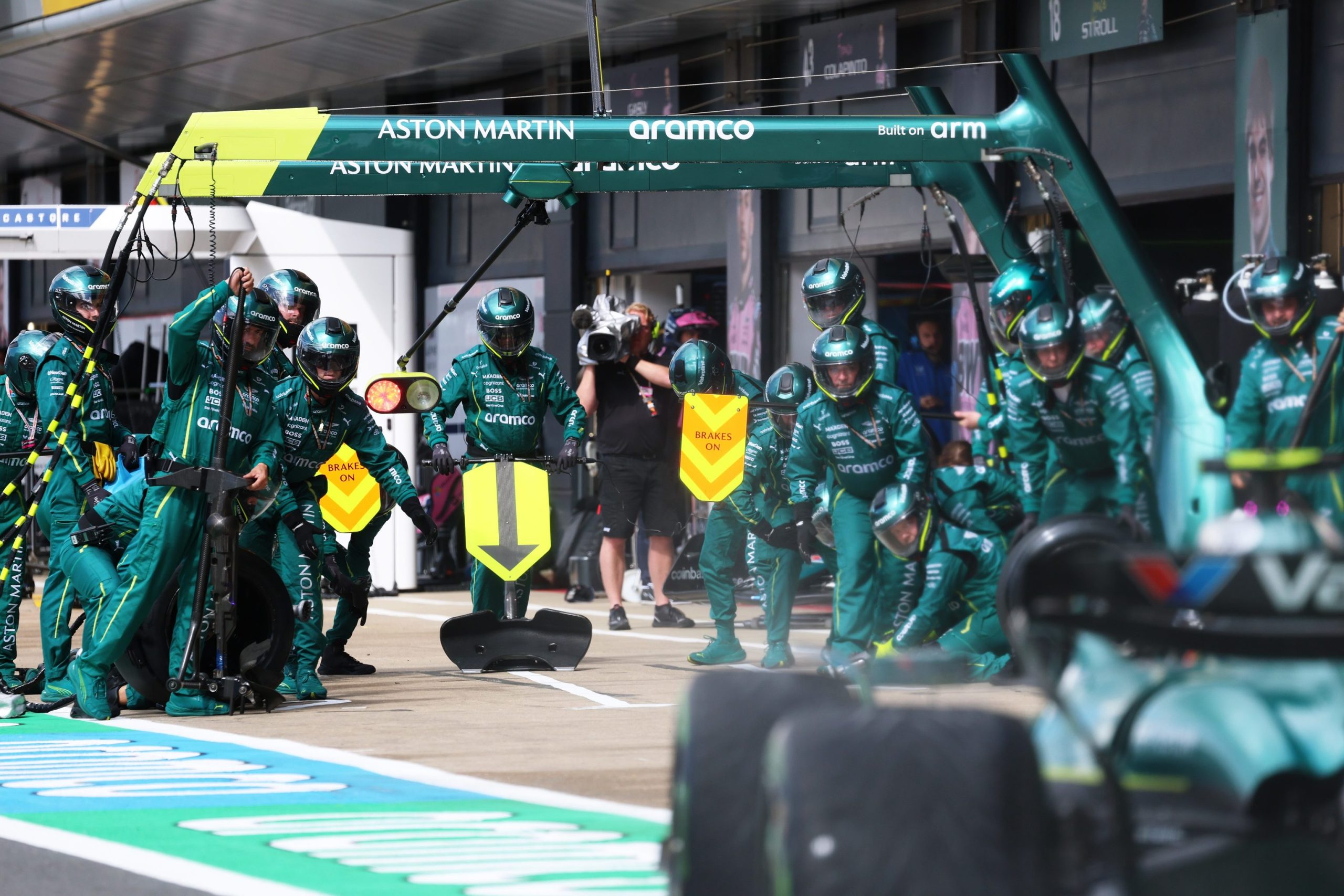El lamento de Fernando Alonso tras perder "25 segundos" en tres vueltas: "En el otro lado del garaje siempre aciertan"