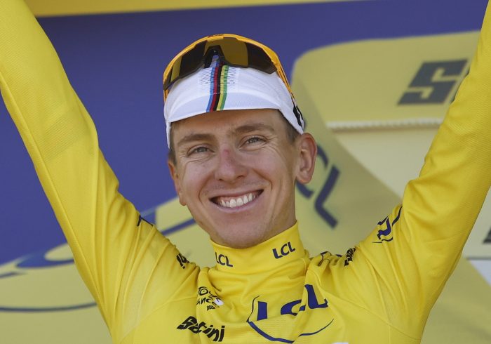 Jonathan Milan se estrena y acaba seis años después con el maleficio italiano en el Tour