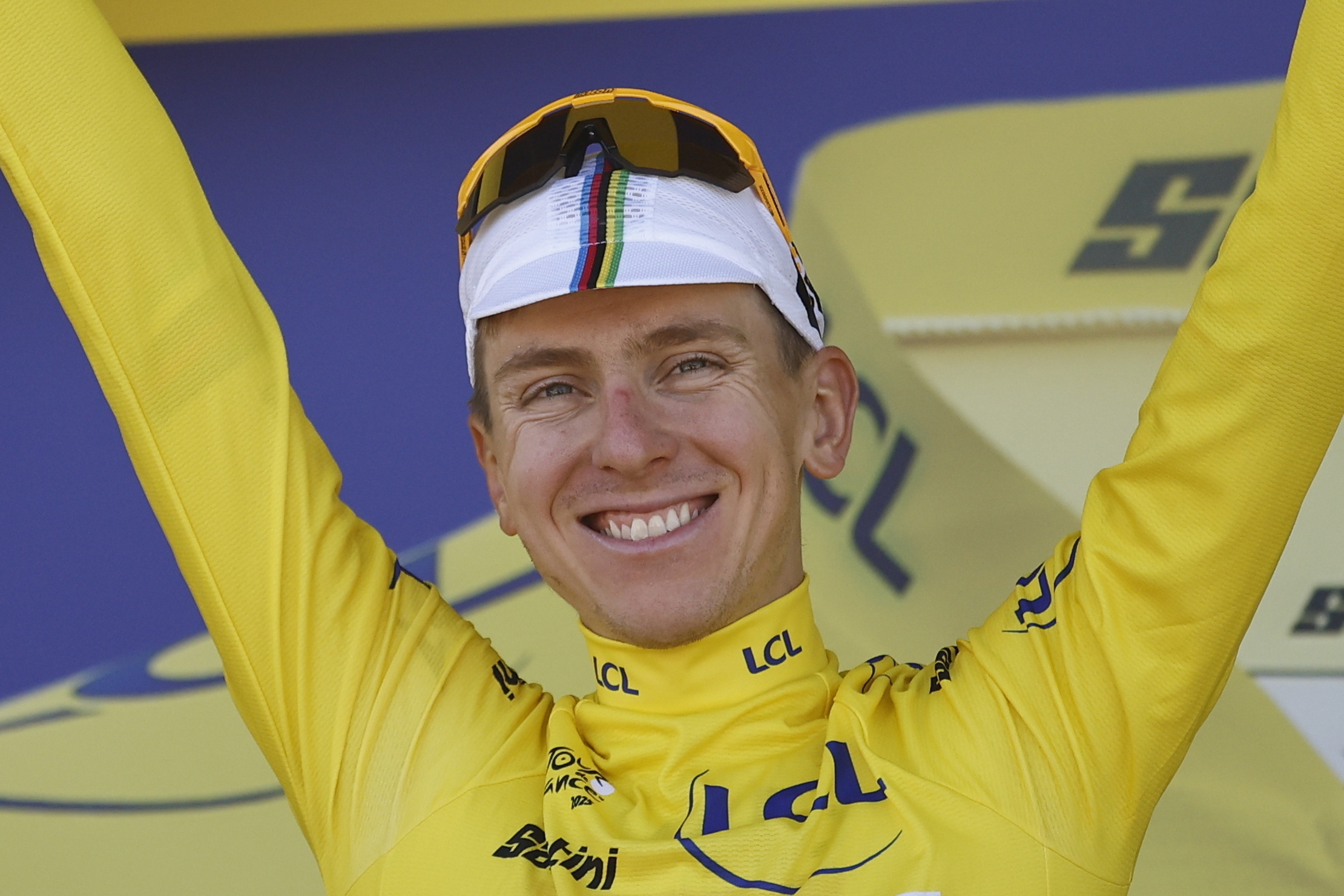 Jonathan Milan se estrena y acaba seis años después con el maleficio italiano en el Tour