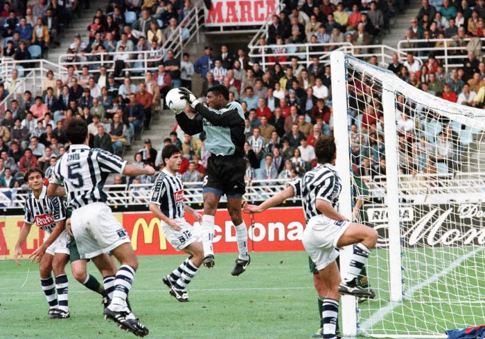 Muere Peter Rufai, el portero que no quiso reinar