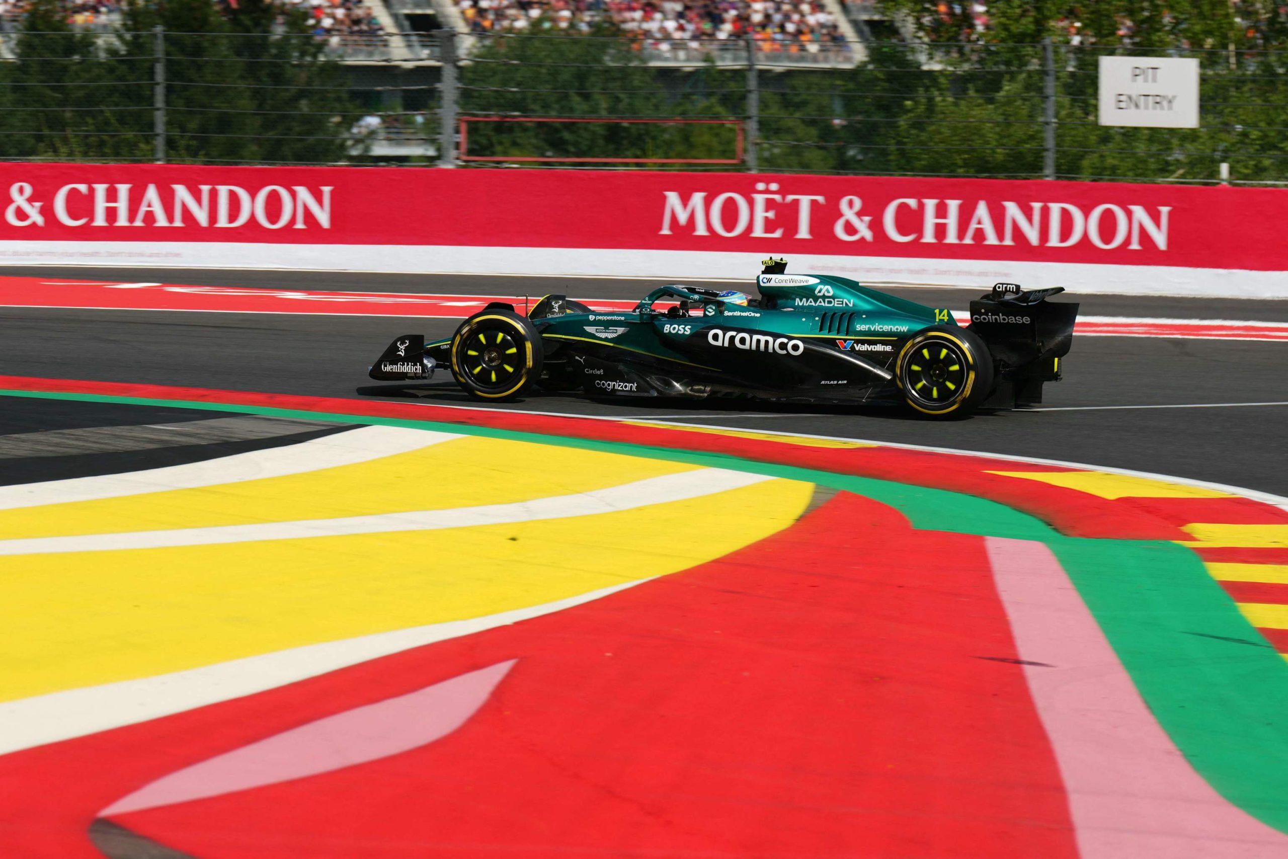 Norris aumenta la presión sobre Piastri con su 'pole' en Spa, donde Aston Martin naufraga de nuevo
