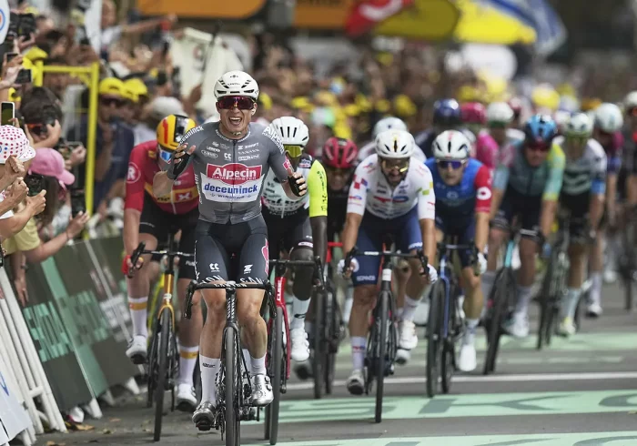 Philipsen, primer líder de un Tour con taquicardia y sustos