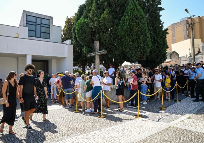 Silencio, lágrimas y dolor infinito en Gondomar, cuna y tumba de Diogo Jota y su hermano: "No merecían este final, nadie lo merece"