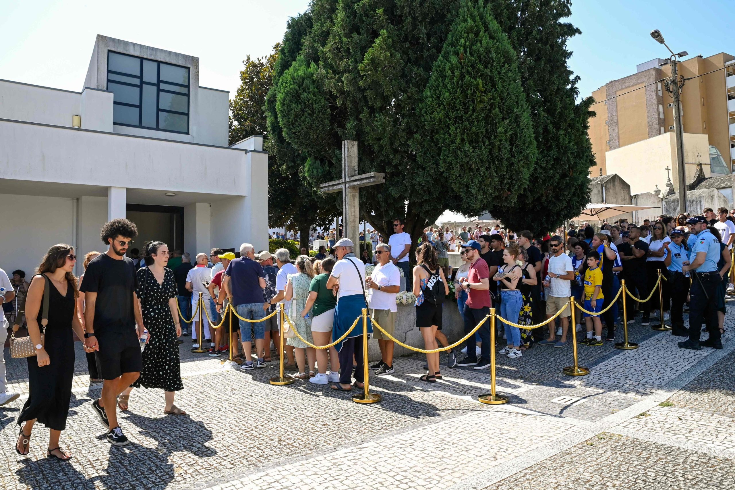 Silencio, lágrimas y dolor infinito en Gondomar, cuna y tumba de Diogo Jota y su hermano: "No merecían este final, nadie lo merece"